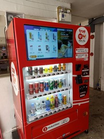 Mesin vending minuman yang menerima uang tunai dan dompet digital lokal melalui kode QR
